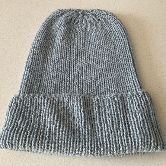 Bonnet Tout Doux tricoté à la main couleur bleu denim