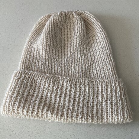 Bonnet Tout Doux tricoté à la main couleur naturel