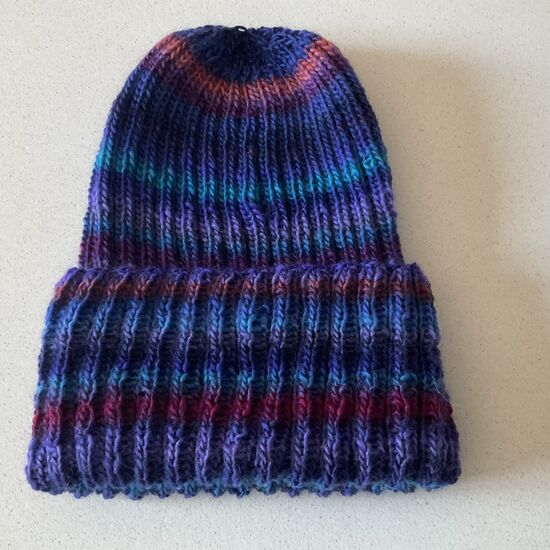 Bonnet tricoté à la main couleur à rayures multicolores tons bleu