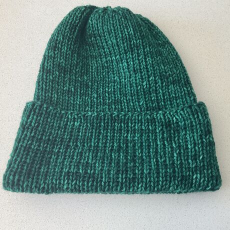Bonnet DOUXDOUX tricoté à la main en laine mérinos couleur vert sapin