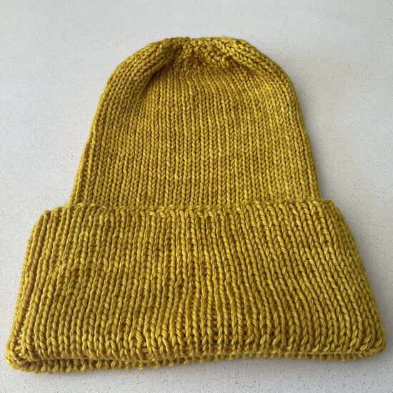 Bonnet DOUXDOUX tricoté à la main en laine mérinos couleur curry