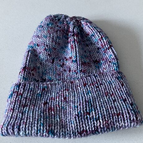 Bonnet DOUXDOUX tricoté à la main en laine mérinos couleur cueillette des myrtilles