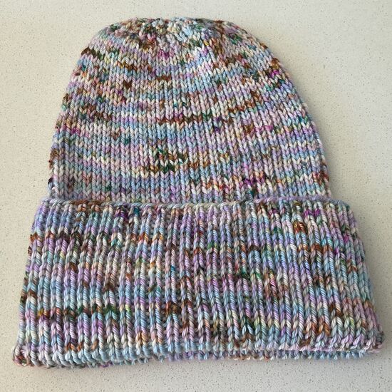 Bonnet DOUXDOUX tricoté à la main en laine mérinos couleur moonstone