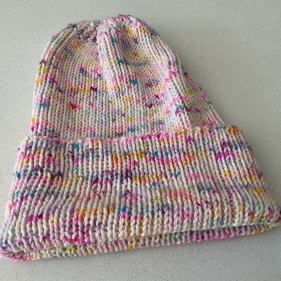 Bonnet DOUXDOUX tricoté à la main en laine mérinos couleur sugar
