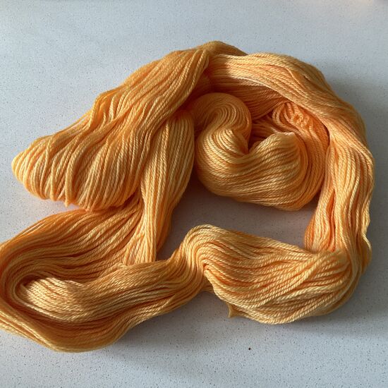 Laine teinte à la main mérinos fingering couleur mandarine