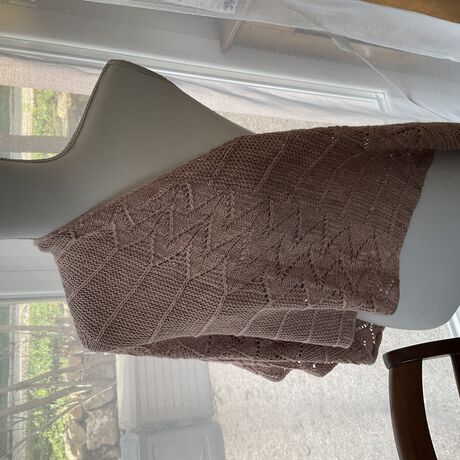 Châle Abondance tricoté à la main couleur beige rosé