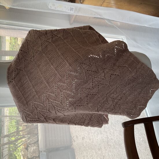 Châle Abondance tricoté à la main couleur beige rosé