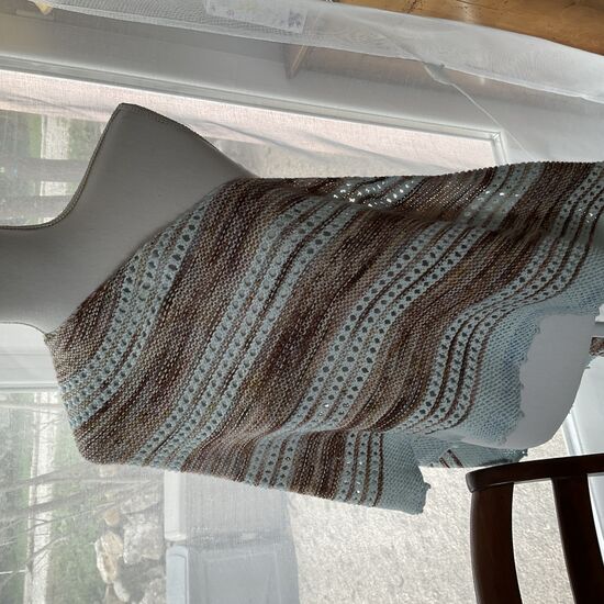 Châle ALYCIA couleur bleu pastel tricoté à la main