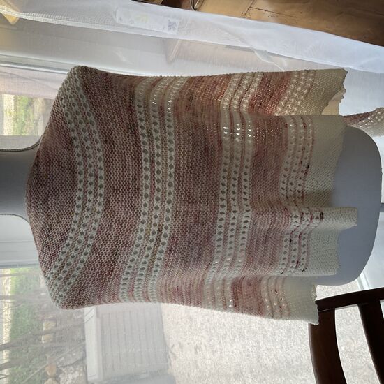 Châle ALYCIA couleur rose pastel tricoté à la main