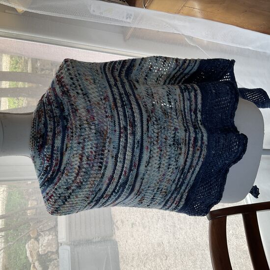 Châle MCLAIRE rose tricoté à la main couleur bleu