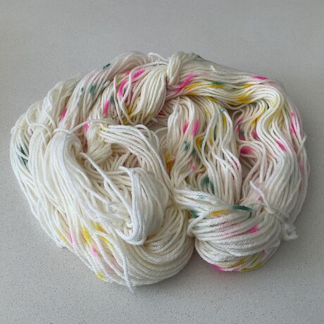 Laine teinte à la main mérinos DK couleur confetti