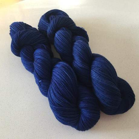 Laine teinte à la main mérinos fingering couleur bleu indigo