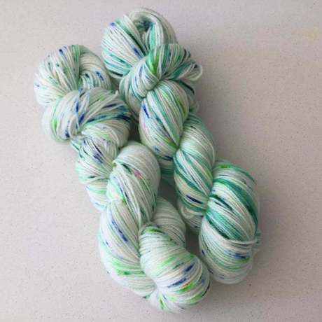 laine mérinos verte à tricoter. 50G/100M - Aiguilles: 4 à 4.5 mm laine mérinos verte à tricoter. 50G/100M - Aiguilles: 4 à 4.5 mm