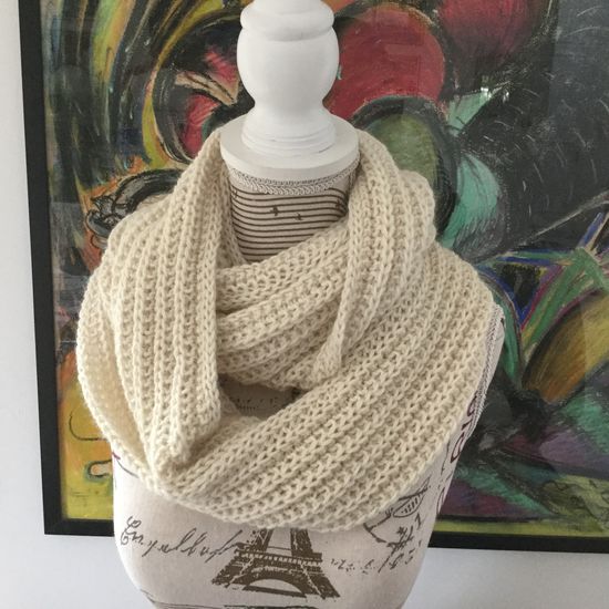 Col snood Lucette tricoté à la main couleur naturel