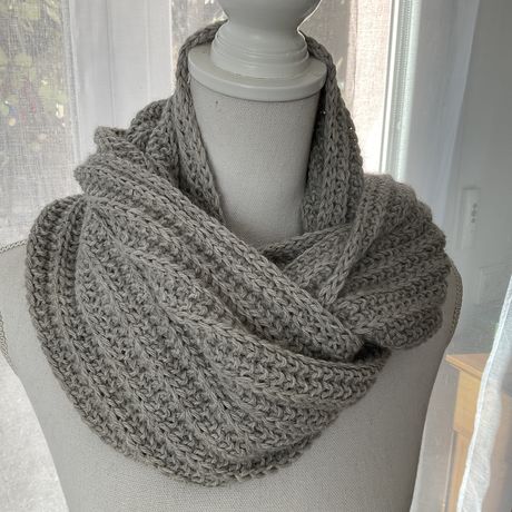 Col snood Lucette tricoté à la main couleur gris silver