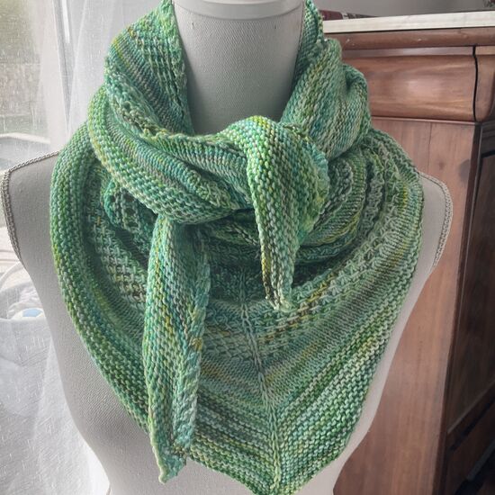 Châle Mathilde tricoté à la main couleur chlorophyll