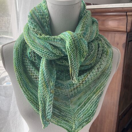 Châle Mathilde tricoté à la main couleur chlorophyll