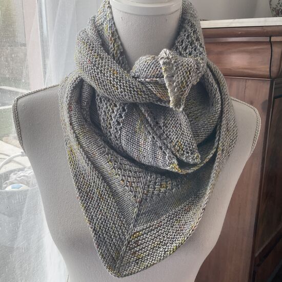 Châle Mathilde tricoté à la main couleur chlorophyll