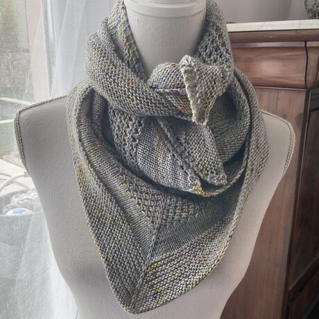 Châle Mathilde tricoté à la main couleur chlorophyll