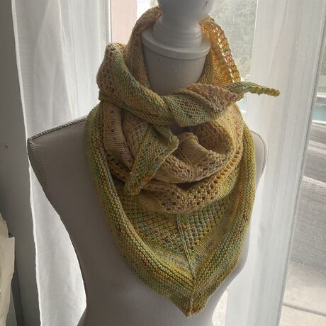 Châle Mathilde tricoté à la main couleur jaune easter