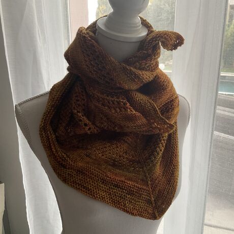 Châle Mathilde tricoté à la main couleur rouille