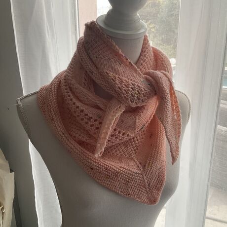 Châle Mathilde tricoté à la main couleur saumon