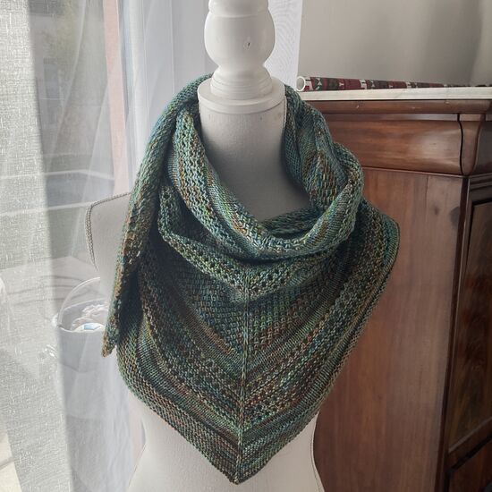 Châle Mathilde tricoté à la main couleur vert/marron moucheté