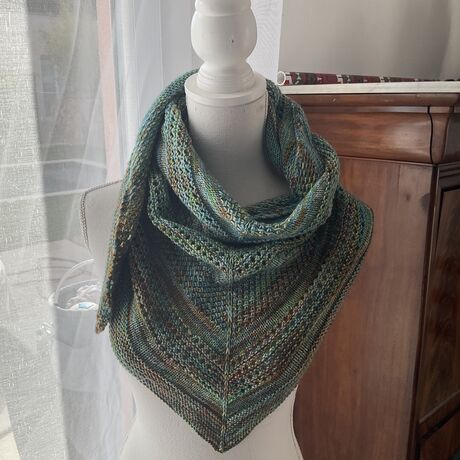 Châle Mathilde tricoté à la main couleur vert/marron moucheté