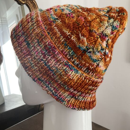 Bonnet AUGUSTIN tricoté à la main avec torsades et revers couleur guppy