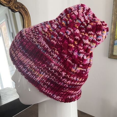 Bonnet AUGUSTIN tricoté à la main avec torsades et revers couleur mulberry