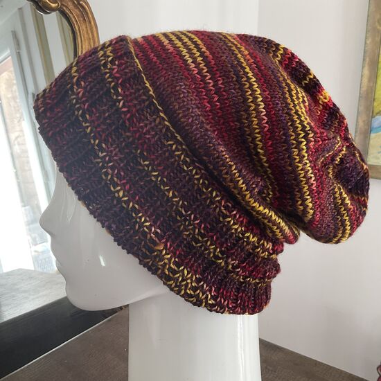 Bonnet loose multicolore tricoté à la main couleur marron/jaune/rouge