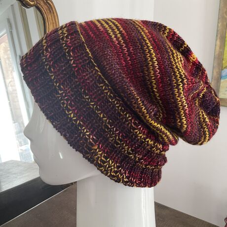 Bonnet loose multicolore tricoté à la main couleur marron/jaune/rouge