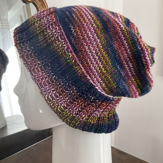 Bonnet loose multicolore tricoté à la main couleur bleu/vert/rose