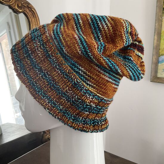 Bonnet loose multicolore tricoté à la main couleur orange/turquoise/marron