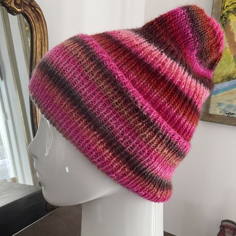 Bonnet tricoté à la main couleur à rayures multicolores tons rose