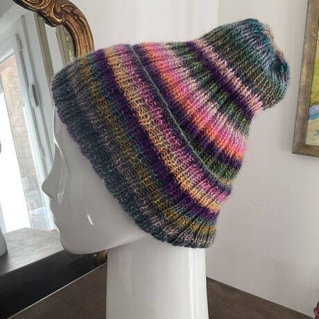 Bonnet tricoté à la main couleur à rayures multicolores tons vert