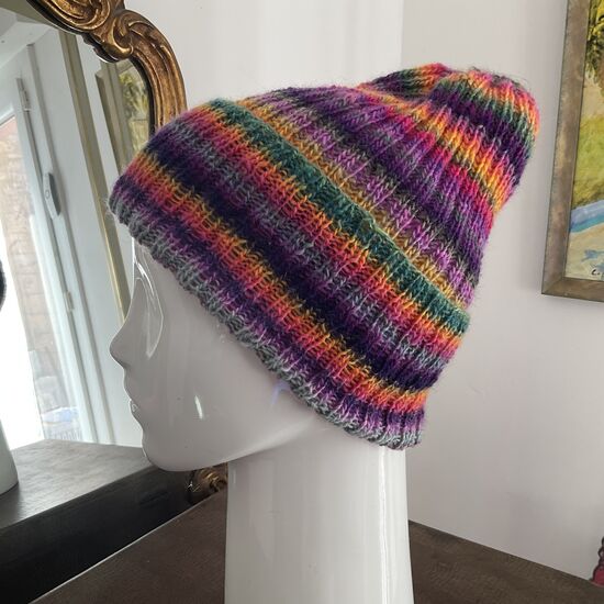 Bonnet tricoté à la main couleur à rayures multicolores tons orange