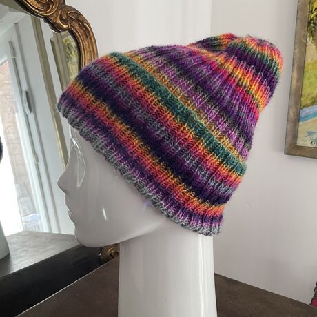 Bonnet tricoté à la main couleur à rayures multicolores tons orange