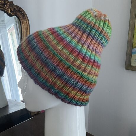 Bonnet tricoté à la main couleur à rayures multicolores tons pastels