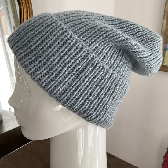 Bonnet Tout Doux tricoté à la main couleur bleu denim