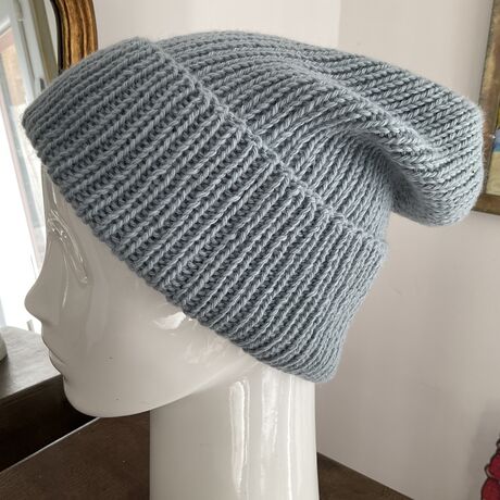 Bonnet Tout Doux tricoté à la main couleur bleu denim