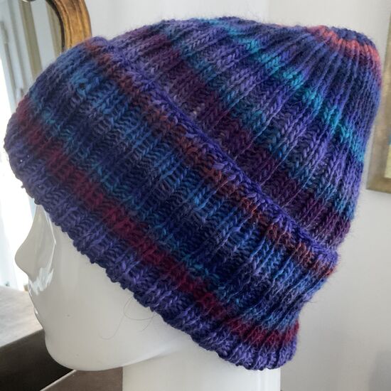 Bonnet tricoté à la main couleur à rayures multicolores tons bleu