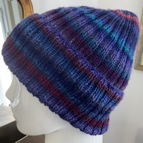 Bonnet tricoté à la main couleur à rayures multicolores tons bleu