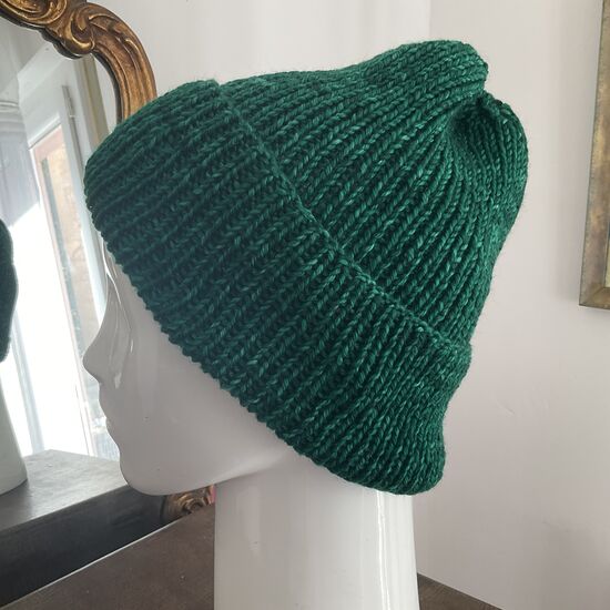 Bonnet DOUXDOUX tricoté à la main en laine mérinos couleur vert sapin