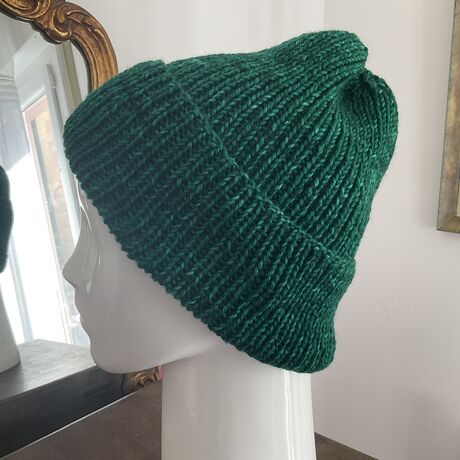 Bonnet DOUXDOUX tricoté à la main en laine mérinos couleur vert sapin