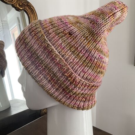 Bonnet DOUXDOUX tricoté à la main en laine mérinos couleur rosegold