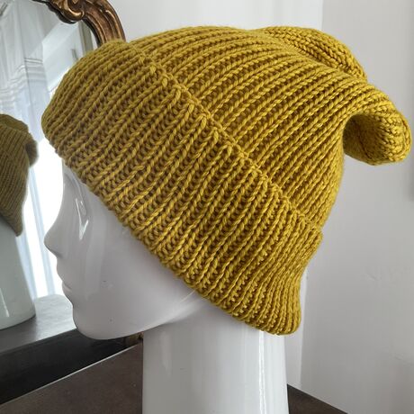 Bonnet DOUXDOUX tricoté à la main en laine mérinos couleur curry