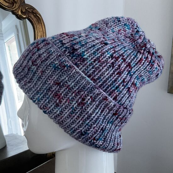 Bonnet DOUXDOUX tricoté à la main en laine mérinos couleur cueillette des myrtilles