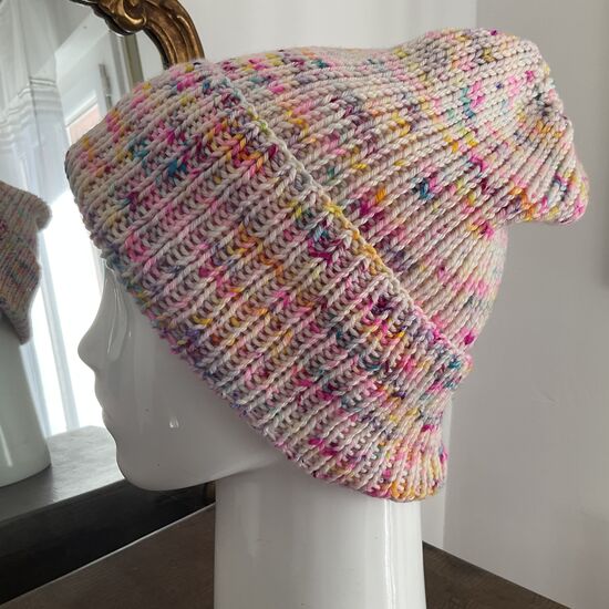 Bonnet DOUXDOUX tricoté à la main en laine mérinos couleur sugar