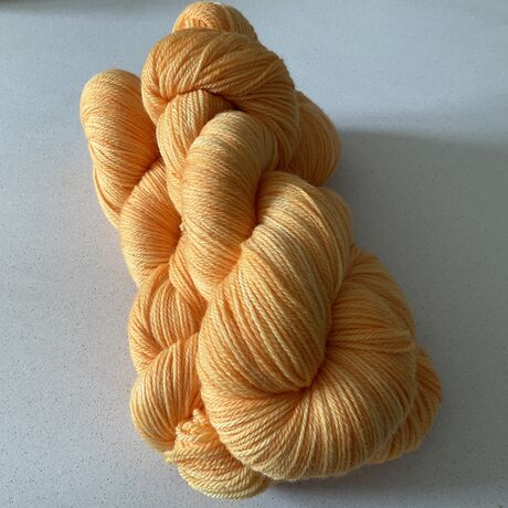 Laine teinte à la main mérinos fingering couleur mandarine